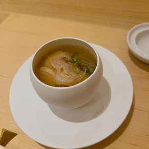 鯛茶漬け。特製のゴマだれに1週間漬けて熟成させたものでじゅんわり美味しさが広がります。