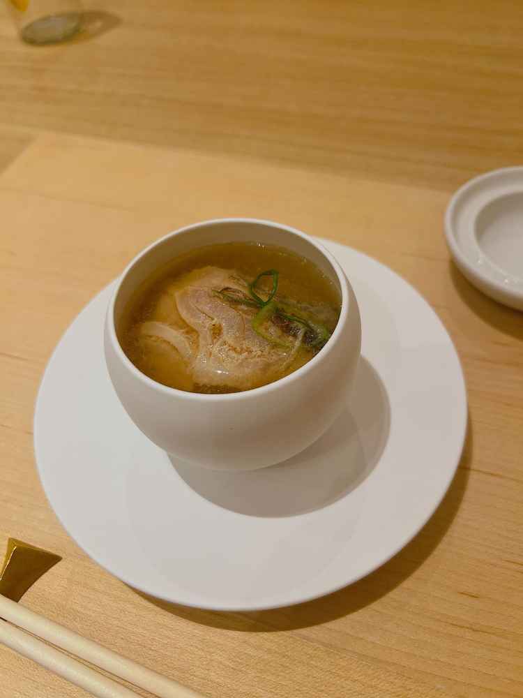 鯛茶漬け。特製のゴマだれに1週間漬けて熟成させたものでじゅんわり美味しさが広がります。