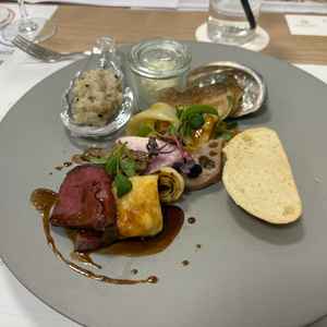 試食させて頂いた料理です。どれも非常に美味しかったです。特にお肉料理が美味しかったです。