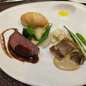 料理はお肉もお魚もどちらも美味しくて豪華でした。