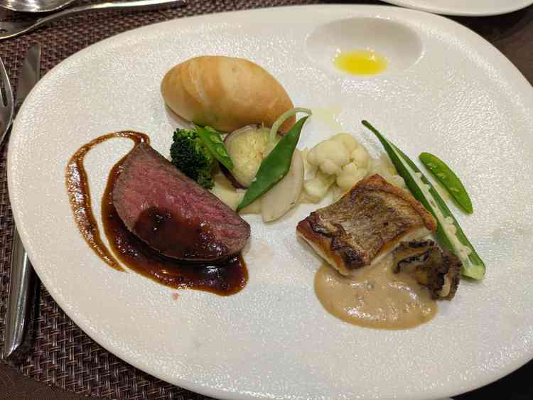 料理はお肉もお魚もどちらも美味しくて豪華でした。