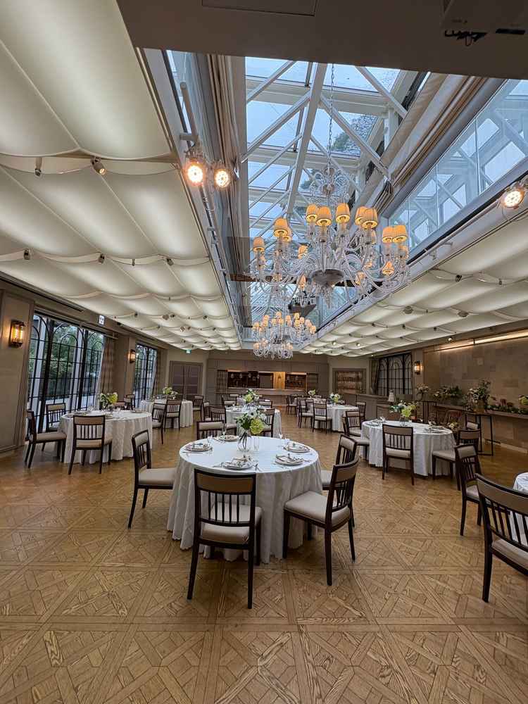 2つあるうちの狭い方の披露宴会場。白を基調にしていて開放的な雰囲気