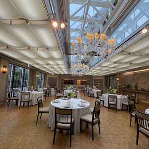 2つあるうちの狭い方の披露宴会場。白を基調にしていて開放的な雰囲気