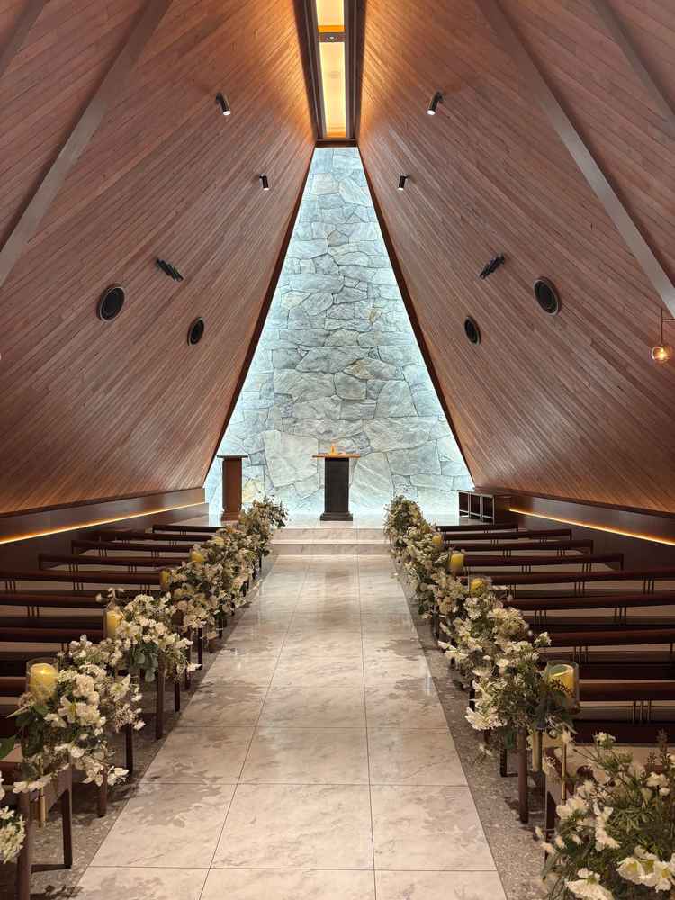 木の温もりを感じるチャペル。祭壇の石畳もライトアップされとても神秘的でした｡