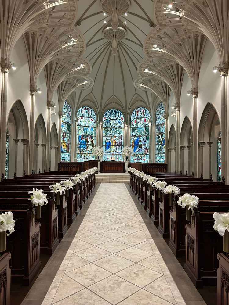 式場のチャペルの様子です。生花が使用されていて香りがよく、ステンドグラスもとても綺麗でした。