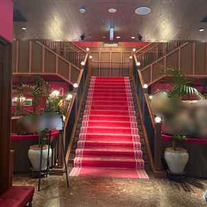 大階段。建物に入ってすぐに目に入り、一瞬で異空間にいる気分