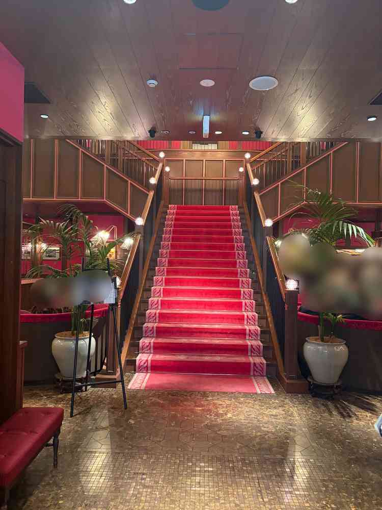 大階段。建物に入ってすぐに目に入り、一瞬で異空間にいる気分