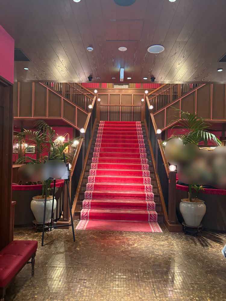 大階段。建物に入ってすぐに目に入り、一瞬で異空間にいる気分