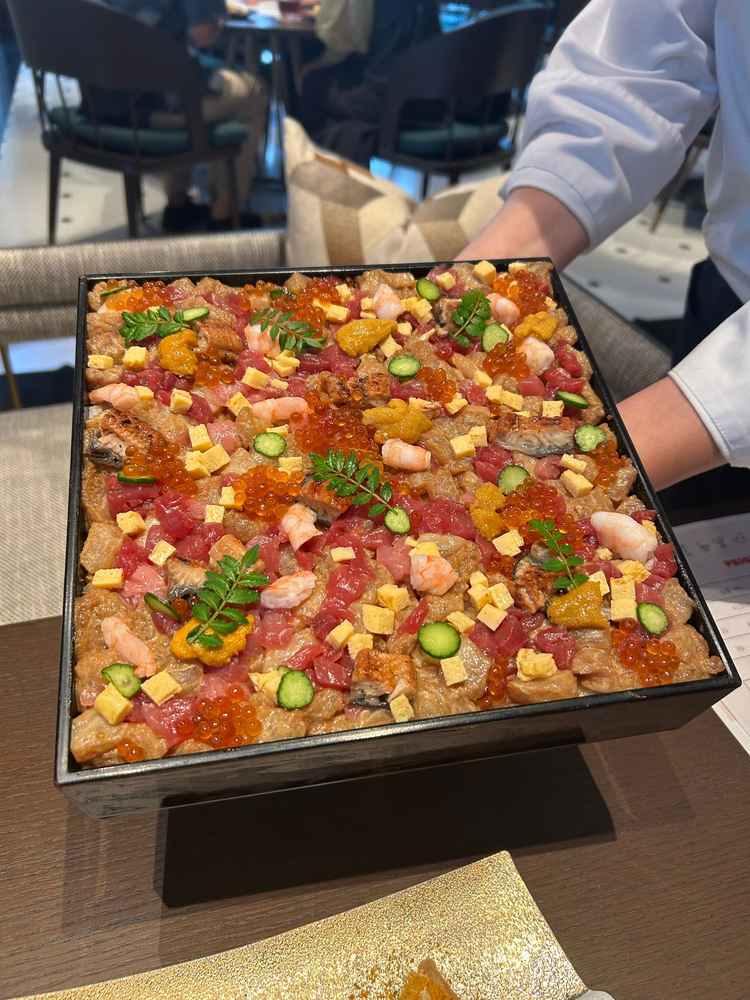 ちらし寿司です。提供前に写真を撮らせていただいたのですが、当日もこのように回ってくださるそうです。