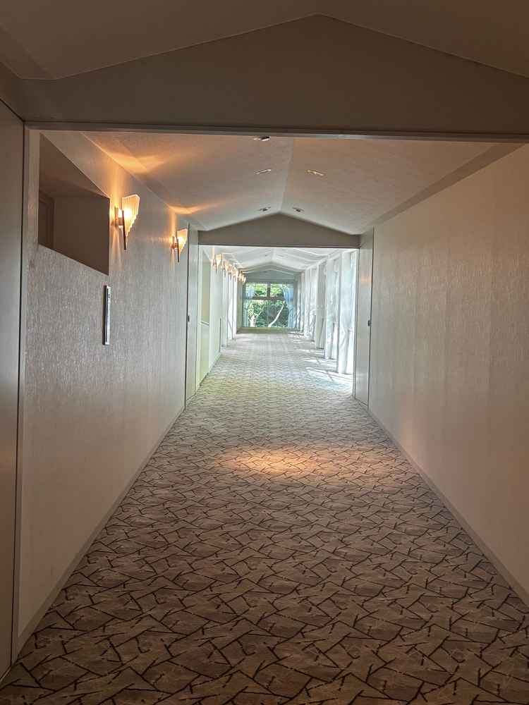 チャペルへ向かう屋内通路は、光が差し込んで窓からはお庭も見えるのでフォトスポットとしても素敵でした