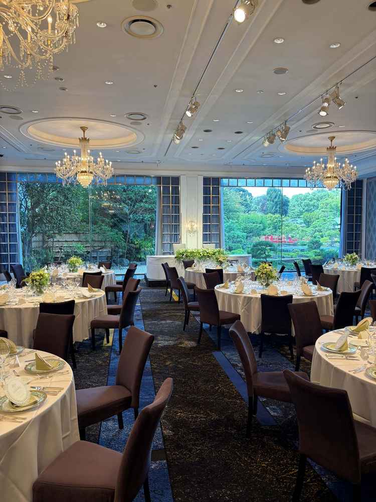 庭園が見える披露宴会場