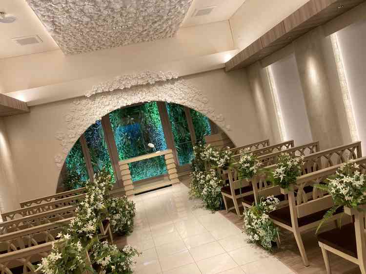 チャペルは想像通りの白を基調とした緑の葉っぱとお花で構成されていて素敵だった。距離感も近く良い。