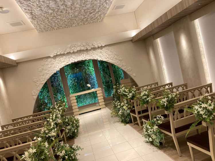 チャペルは想像通りの白を基調とした緑の葉っぱとお花で構成されていて素敵だった。距離感も近く良い。