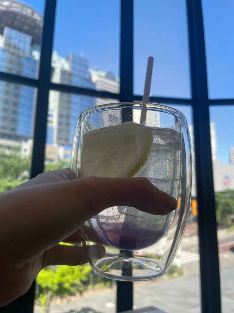ウェルカムドリンクがおしゃれでかわいくてものすごく美味しかったです。打ち合わせの景色も素晴らしい