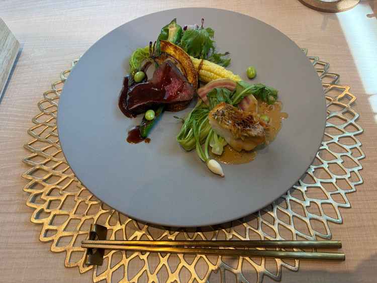 試食のワンプレート。お肉は満足度があり、こだわりの野菜も美味しく印象的でした。