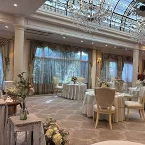 披露宴会場。天井から光が差し込みとても明るかったです。