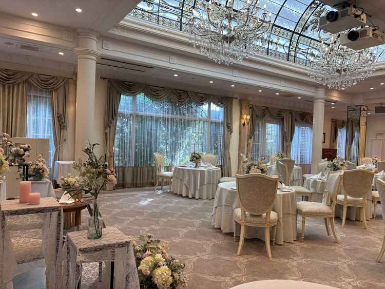 披露宴会場。天井から光が差し込みとても明るかったです。