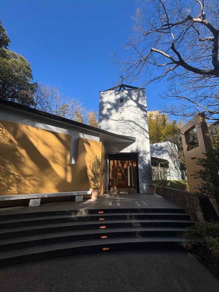 緑に囲まれた落ち着いた雰囲気のチャペル入口
