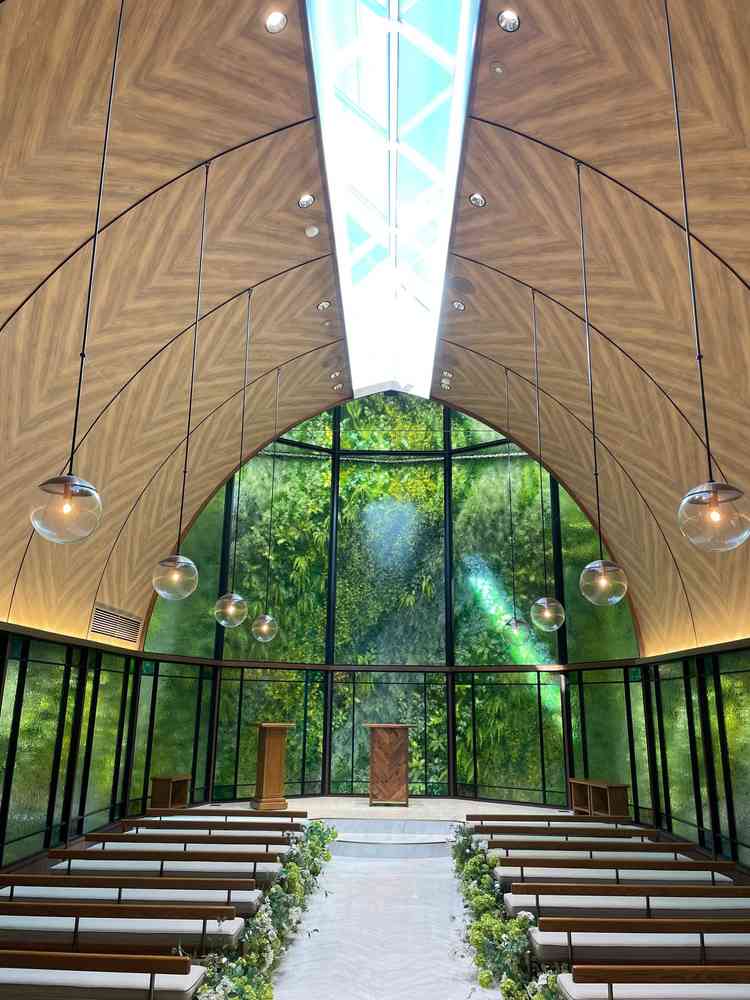 入ってくる光と緑が魅力的なチャペルでした。ゲストとの距離感も近く、満足度が高そうでした。
