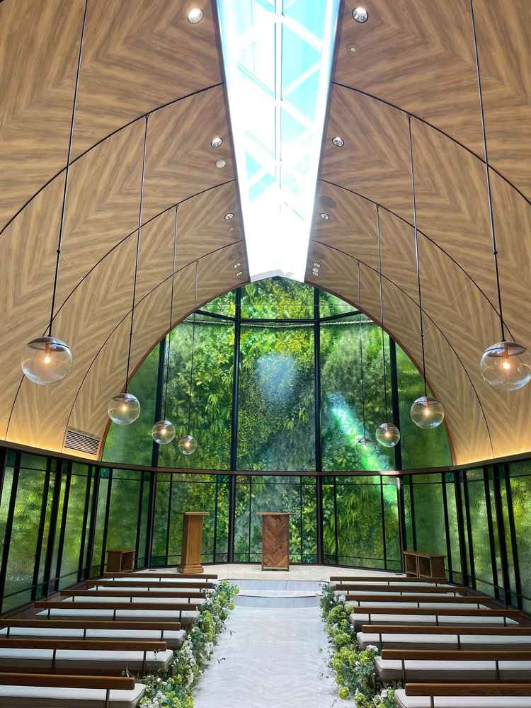 入ってくる光と緑が魅力的なチャペルでした。ゲストとの距離感も近く、満足度が高そうでした。