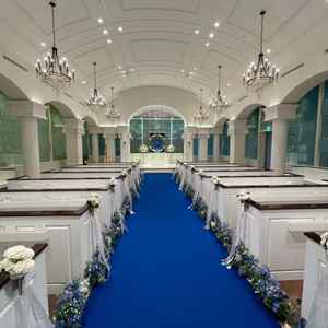 青のバージンロードと3面ガラスのチャペルは、昼間にはさらに光が入り、とても素敵な空間でした。