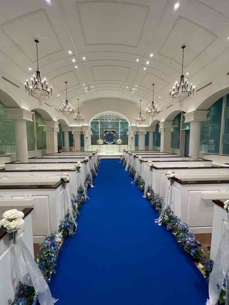 青のバージンロードと3面ガラスのチャペルは、昼間にはさらに光が入り、とても素敵な空間でした。