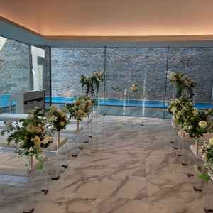 開放感あふれるチャペル。装花はピンクベースのものにも変えられる。白・緑・青の3色がとても綺麗。