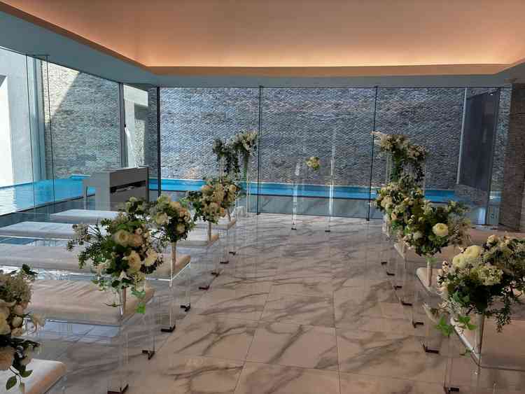 開放感あふれるチャペル。装花はピンクベースのものにも変えられる。白・緑・青の3色がとても綺麗。