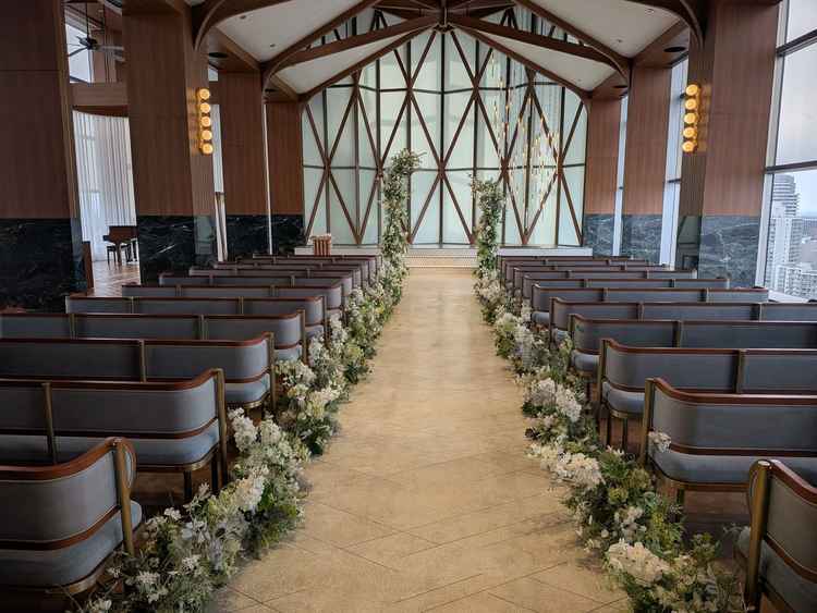 背が高い開放感のあるチャペルです。ホテル最上階にあるため、天気が良くなくても自然光が入ります。