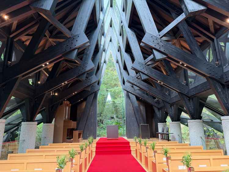 光の入りがとても素敵なチャペル。雨の日でも安心な場所でした