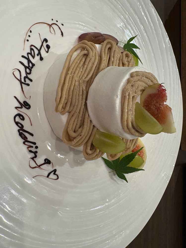 ミニウェディングケーキ。味も大変美味しかったです。