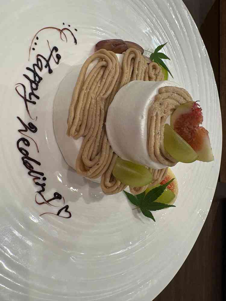 ミニウェディングケーキ。味も大変美味しかったです。