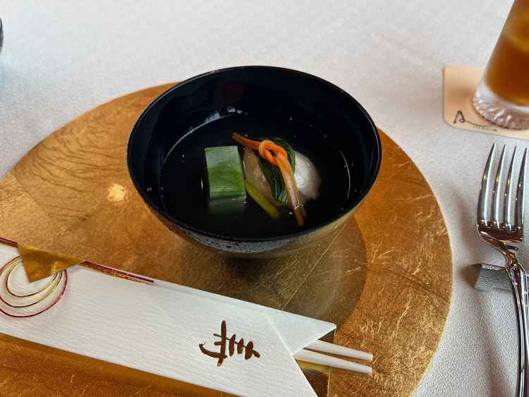 お箸の飾りにもお祝いらしい工夫があり、料理だけでなく細かな演出も素敵でした。