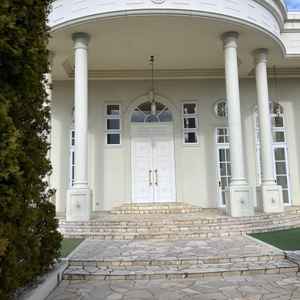 エントランスに入ったところです。左右にはガーデンがひろがっています。