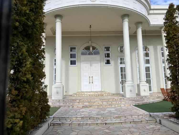 エントランスに入ったところです。左右にはガーデンがひろがっています。