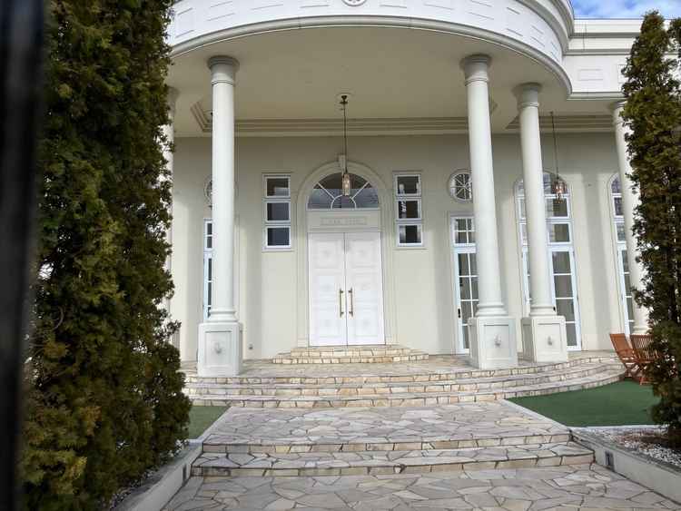 エントランスに入ったところです。左右にはガーデンがひろがっています。