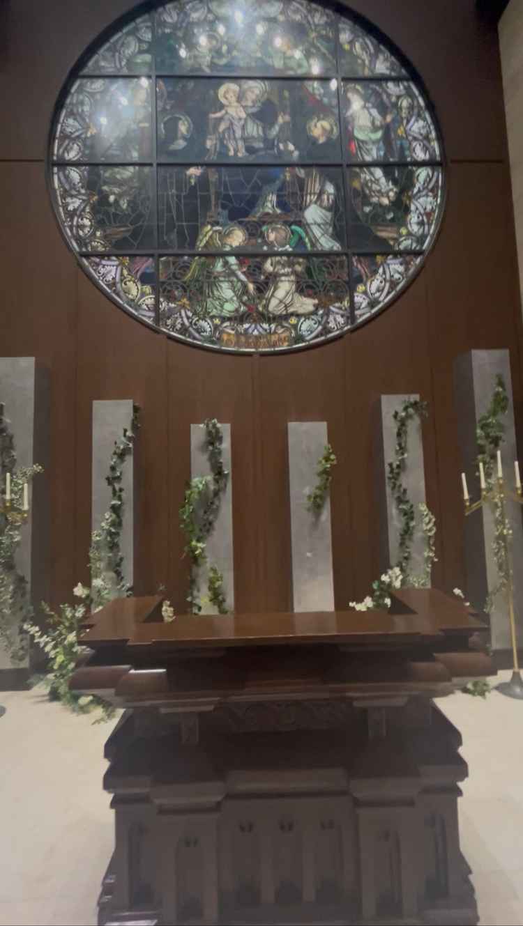 チャペルには大きなステンドグラスがあり印象的でした。