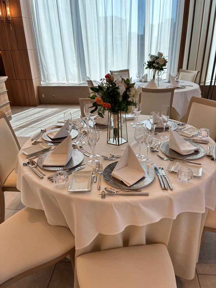 披露宴会場のテーブル。テーブルクロスを色は自由に変えられるとの事で、自由度が高いと感じた。