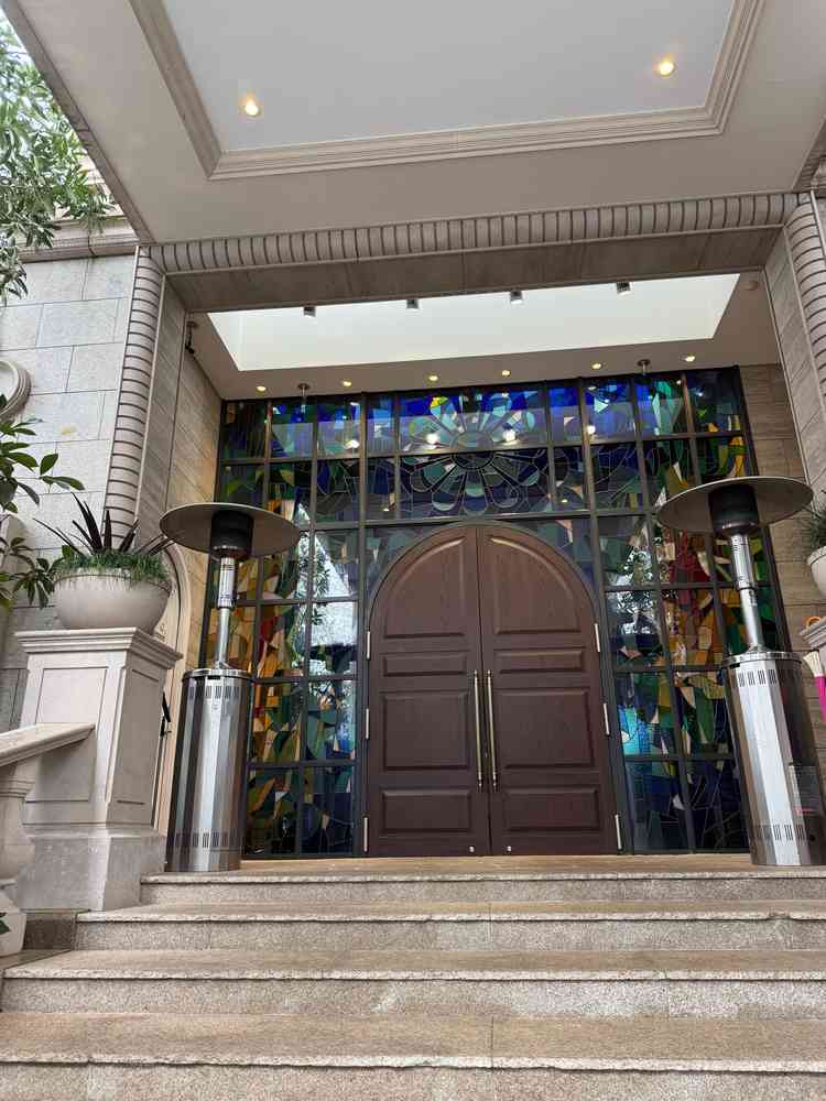 なかなかないステンドグラスはとても素敵でした。大体は天井にあるものなので好感度アップしました。