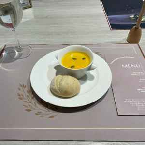 食事で隠れているが、お皿の下に私たちの名前が英語で記載されており、私たちへのもてなしに感動。