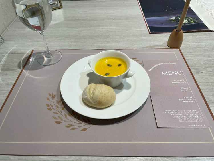 食事で隠れているが、お皿の下に私たちの名前が英語で記載されており、私たちへのもてなしに感動。