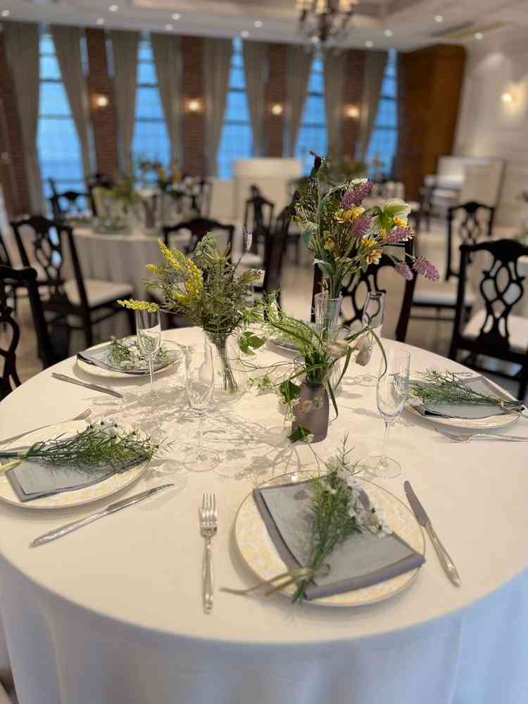 少人数の場合は丸テーブルではなく、長机にもできるそうです。