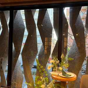 披露宴会場の窓はジグザグの形で光が入り、逆光にならないと仰っていました。