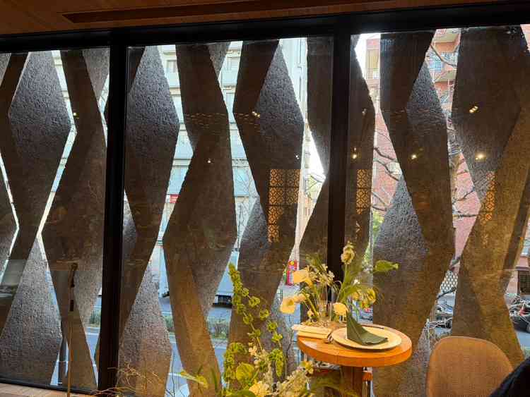 披露宴会場の窓はジグザグの形で光が入り、逆光にならないと仰っていました。