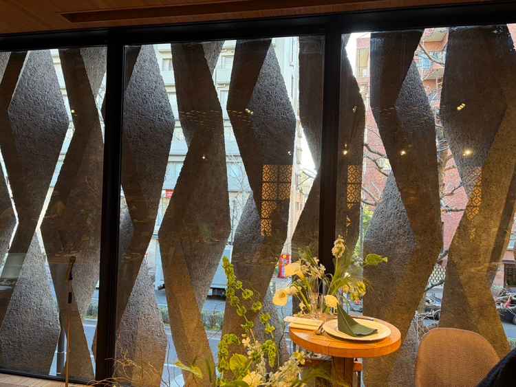 披露宴会場の窓はジグザグの形で光が入り、逆光にならないと仰っていました。