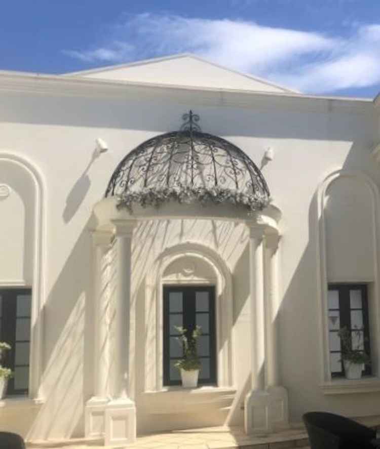 チャペルの前にガーデンがあるので動線がいい。外のため仕方がないが芝生や階段の目地の汚れが気になった。