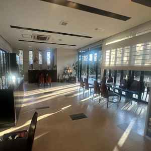 入口入ってすぐにラウンジがあり、外の木々が綺麗に見えるラウンジでした。