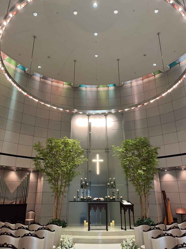 挙式会場「ルミエール」。照明の雰囲気や壁に写真などを映し出せるところが特に魅力的でした