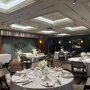 披露宴会場の写真。ペット可らしく、リードなしで常にフリーでOKとのことでした。