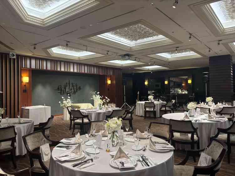 披露宴会場の写真。ペット可らしく、リードなしで常にフリーでOKとのことでした。